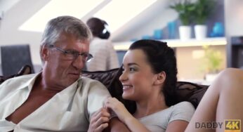 Sevgilisi sikmeyince koca yaşlı babasına amını sunuyor